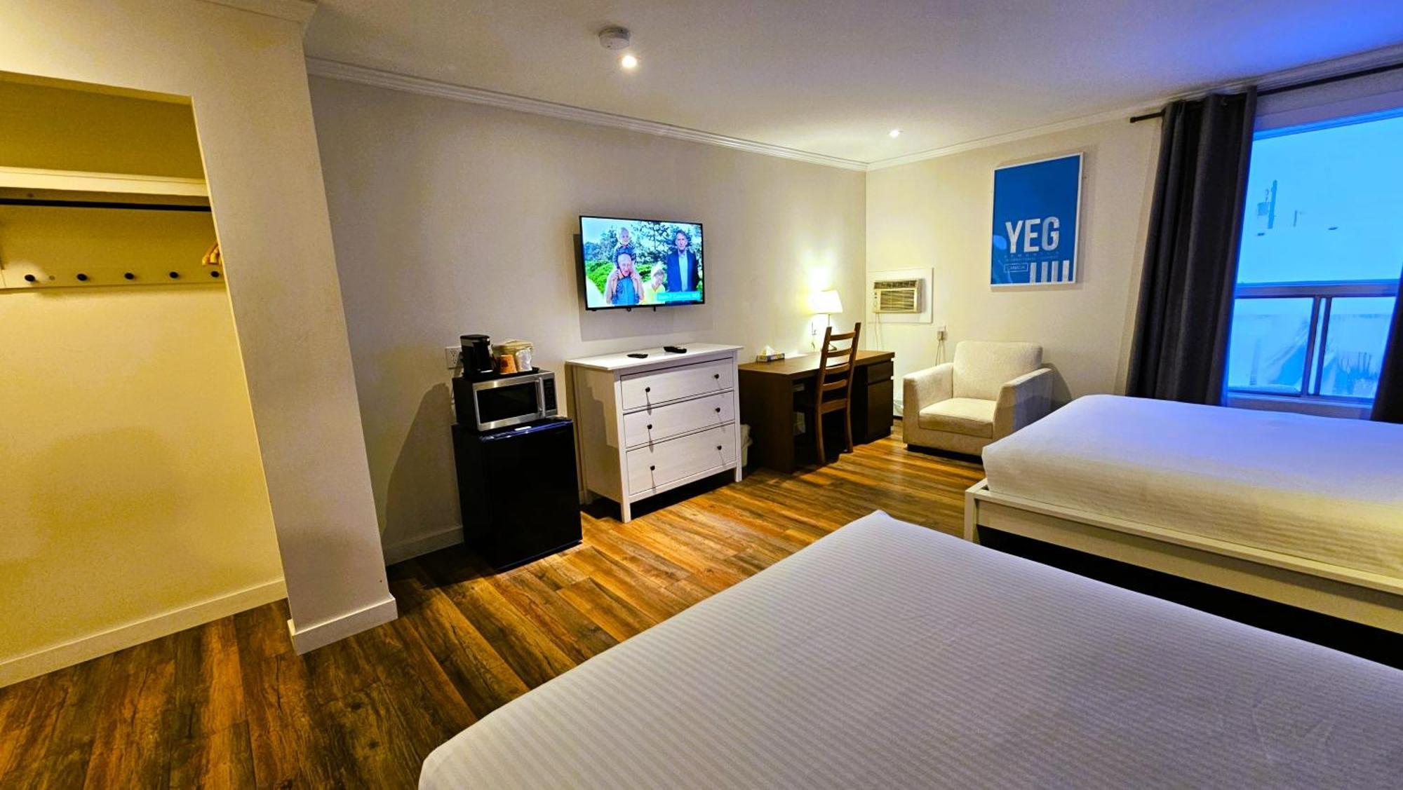 Cloud 9 Inn Whitecourt Exteriör bild