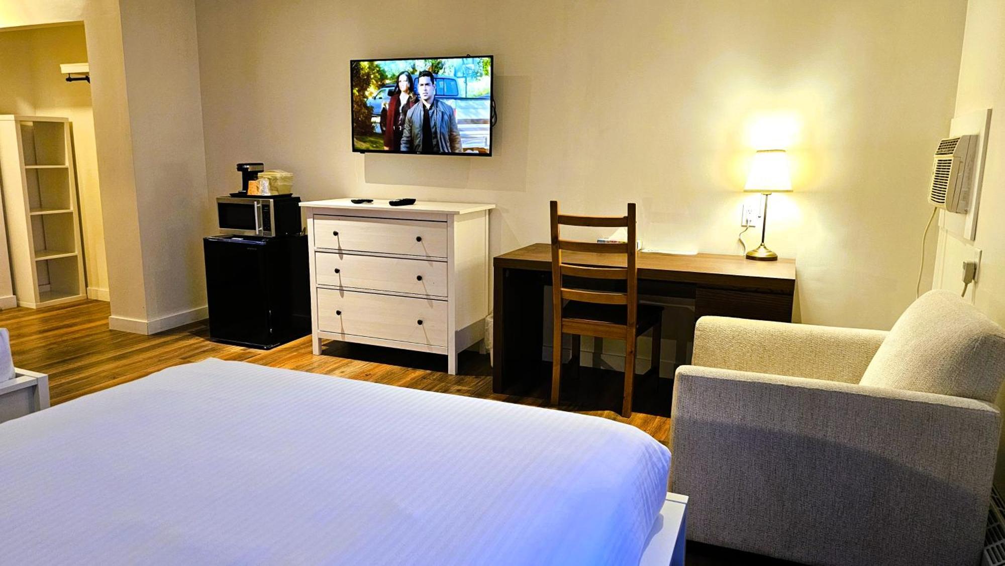 Cloud 9 Inn Whitecourt Exteriör bild