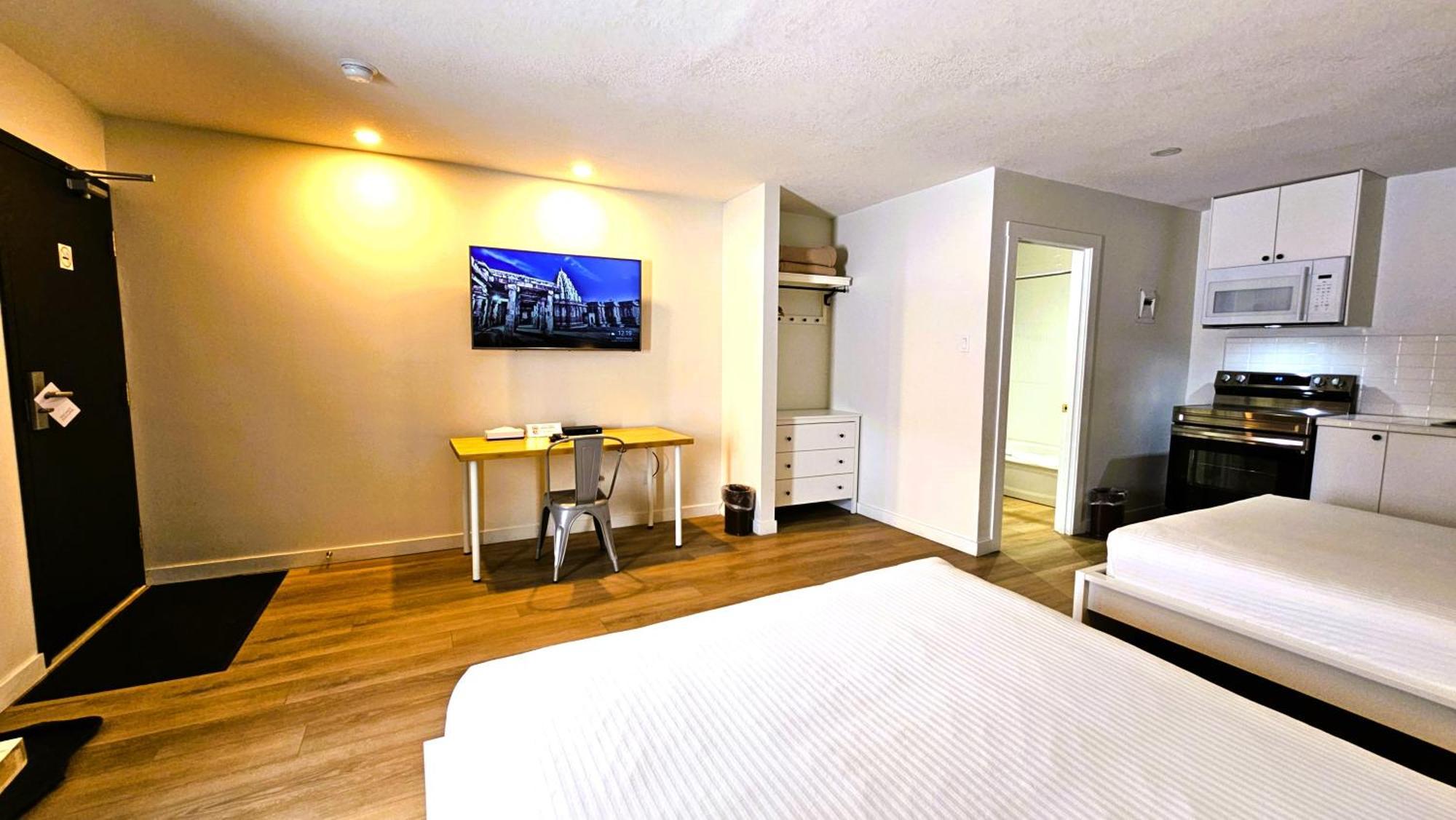 Cloud 9 Inn Whitecourt Exteriör bild